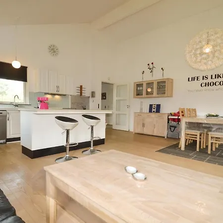 Three-bedroom Holiday In 보르딩보르그