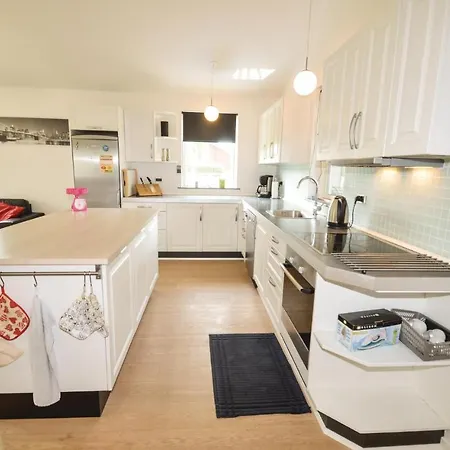 펜션 Three-bedroom Holiday In