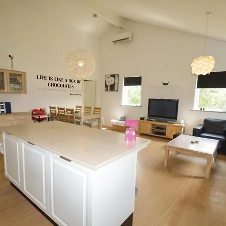 Three-bedroom Holiday In 펜션 *